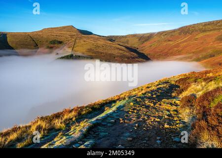 Grindsbrook et Grindslow Knoll, à l'extrémité sud de Kinder Scout, remplis de brumes d'automne, parc national de Peak District Banque D'Images