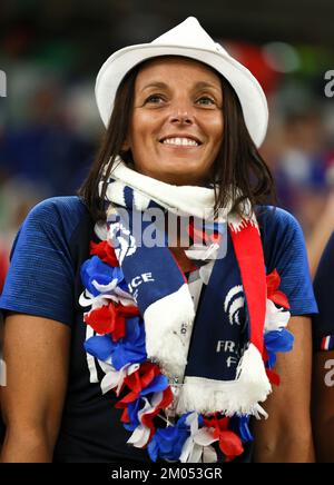 Doha, Qatar. 4th décembre 2022. Un fan est vu avant le match de la série de 16 entre la France et la Pologne de la coupe du monde de la FIFA 2022 au stade Al Thumama à Doha, Qatar, le 4 décembre 2022. Credit: LAN Hongguang/Xinhua/Alay Live News Banque D'Images