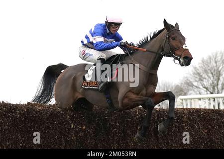 Pic d'orhy monté par le jockey Harry Cobden sur le chemin de gagner le Fitzdares Peterborough Chase à Huntingdon Racecourse, Cambridgeshire. Date de la photo: Dimanche 4 décembre 2022. Banque D'Images