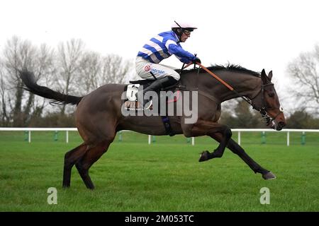 Pic d'orhy monté par le jockey Harry Cobden sur le chemin de gagner le Fitzdares Peterborough Chase à Huntingdon Racecourse, Cambridgeshire. Date de la photo: Dimanche 4 décembre 2022. Banque D'Images