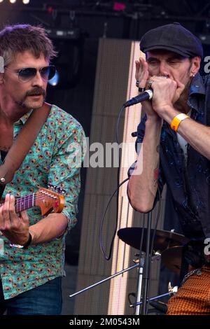 Joueur d'harmonica et guitariste du groupe de rock Johnny Montreuil sur scène Banque D'Images