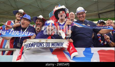 Doha, Qatar. 04th décembre 2022. 04th décembre 2022. Firo : 04.12.2022, football, coupe DU MONDE de la FIFA 2022 QATAR, coupe du monde 2022 Qatar, coupe du monde 2022 Qatar, Round of 16, Round of seize, Game 52, France - fans de Pologne France crédit: dpa/Alay Live News crédit: dpa Picture Alliance/Alay Live News Banque D'Images