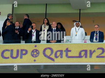 Gianni Infantino, président de la FIFA (au centre), et Sheikh Khalid bin Khalifa bin Abdul Aziz Al Thani (deuxième à droite) dans les tribunes précédant le huitième cycle de la coupe du monde de la FIFA, au stade Al Thumama de Doha, au Qatar. Date de la photo: Dimanche 4 décembre 2022. Banque D'Images