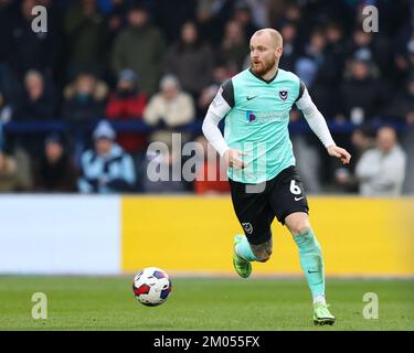 High Wycombe, Royaume-Uni. 04th décembre 2022. Connor Ogilvie de Portsmouth FC met le ballon hors de la défense pendant le match de la Sky Bet League 1 Wycombe Wanderers vs Portsmouth à Adams Park, High Wycombe, Royaume-Uni, 4th décembre 2022 (photo de Nick Browning/News Images) à High Wycombe, Royaume-Uni, le 12/4/2022. (Photo de Nick Browning/News Images/Sipa USA) crédit: SIPA USA/Alay Live News Banque D'Images