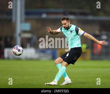 High Wycombe, Royaume-Uni. 04th décembre 2022. Clark Robertson de Portsmouth FC traverse le ballon pendant le match de Sky Bet League 1 Wycombe Wanderers vs Portsmouth à Adams Park, High Wycombe, Royaume-Uni, 4th décembre 2022 (photo de Nick Browning/News Images) à High Wycombe, Royaume-Uni, le 12/4/2022. (Photo de Nick Browning/News Images/Sipa USA) crédit: SIPA USA/Alay Live News Banque D'Images