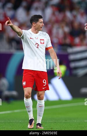 Doha, Qatar. 04th décembre 2022. 04th décembre 2022. Football, coupe du monde 2022 au Qatar, France - Pologne, Round de 16, au stade Al-Thumama, mouvements Robert Lewandowski en Pologne pendant le match. Credit: Tom Weller/dpa/Alay Live News Credit: dpa Picture Alliance/Alay Live News Banque D'Images