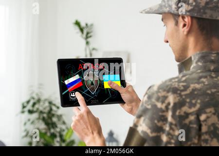 Surveillance et contrôle du concept d'information opposé, Soldier en uniforme de camouflage travaillant sur ordinateur portable pour opération d'information. Russie, Ukraine Banque D'Images