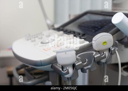 Échographe médical flou avec 3D 4D images dans une salle de diagnostic de l'hôpital. Équipement médical moderne, médecine préventive et soins de santé Banque D'Images