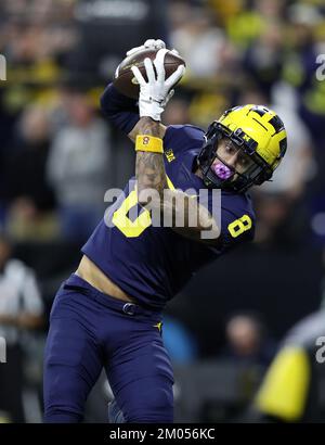 Indianapolis, États-Unis. 03rd décembre 2022. Michigan Wolverines Ronnie Bell (8) saisit un pass pour un touchdown contre les faiseurs de bateaux de la Purdue dans la deuxième moitié du match du Championnat des Grands dix à Indianapolis, Indiana, samedi, 3 décembre 2022. Photo par Aaron Josefczyk/UPI crédit: UPI/Alay Live News Banque D'Images