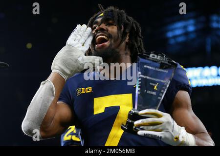 Indianapolis, États-Unis. 04th décembre 2022. Michigan Wolverines Donovan Edwards (7) célèbre la défaite des constructeurs de véhicules automobiles Purdue 43-22 et le titre de MVP du Championnat Big Ten à Indianapolis, Indiana, samedi, 3 décembre 2022. Photo par Aaron Josefczyk/UPI crédit: UPI/Alay Live News Banque D'Images