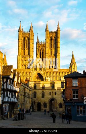 La porte de l'Échiquier et la cathédrale de Lincoln sont éclairées par la lumière du soleil. Lincoln City 2022 Banque D'Images