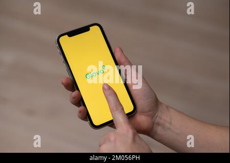 3 décembre 2022 Almaty Kazakhstan: Femme sans visage tenant un smartphone avec glovo. Banque D'Images