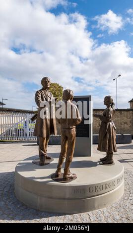 Statue commémorative du citoyen de Lincoln George Boole mathématicien, Station Forecourt, Lincoln City 2022 Banque D'Images