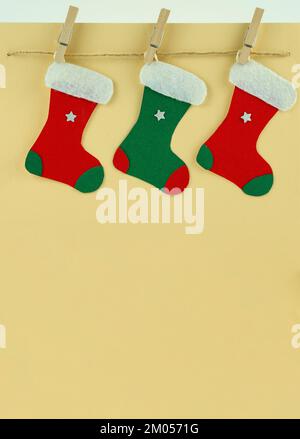 Carte de Noël créative faite main avec chaussettes colorées sur la corde Banque D'Images