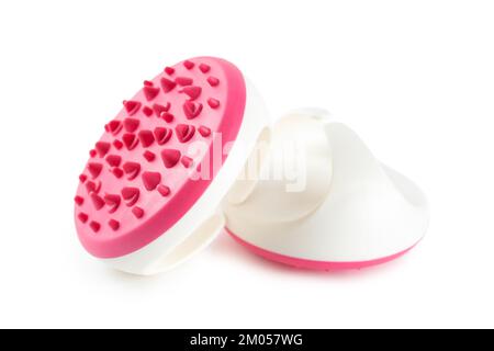 Masseur avec pointes en silicone pour procédure de massage anti-cellulite isolée sur fond blanc. Brosse de massage pour zone corporelle problématique, auto-c Banque D'Images