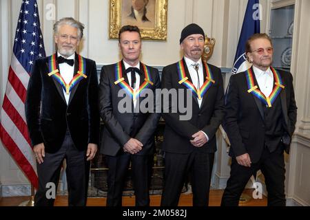 Washington DC, États-Unis. 03rd décembre 2022. Les membres du groupe de rock irlandais U2, de gauche à droite, Adam Clayton, Larry Mullen Jr., The Edge, Bono, Posez pour une photo de groupe portant leur prix après le dîner des artistes au département d'État américain à Washington, DC, samedi, 3 décembre 2022. Crédit : UPI/Alay Live News Banque D'Images