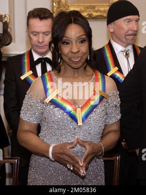 Washington DC, États-Unis. 03rd décembre 2022. Gladys Knight discute avec d'autres récipiendaires alors qu'elle attend de poser pour une photo de groupe après le dîner des artistes au département d'État américain à Washington, DC, samedi, 3 décembre 2022. Crédit : UPI/Alay Live News Banque D'Images