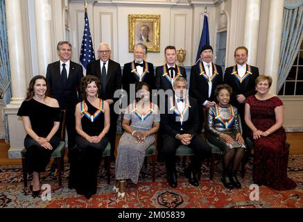 Washington DC, États-Unis. 03rd décembre 2022. Les lauréats des prix annuels 45th du Kennedy Center posent pour une photo de groupe après le dîner des artistes au département d'État américain à Washington, DC, samedi, 3 décembre 2022. De gauche à droite rangée arrière : rangée arrière : le secrétaire d'État des États-Unis Antony Blinken, David Rubenstein, Adam Clayton, Larry Mullen Jr., The Edge, Bono. Première rangée, de gauche à droite : Evan Ryan, Amy Grant, Gladys Knight, George Clooney, Tania León, Deborah Rutter. Crédit : UPI/Alay Live News Banque D'Images