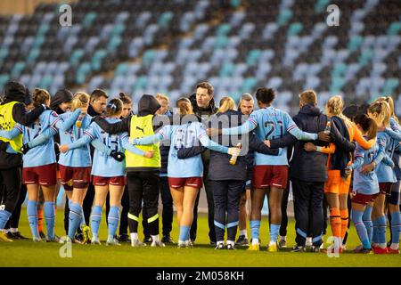 Manchester, Royaume-Uni. 4th décembre 2022Manchester les City Players se sont réunis après le match Barclays FA Women's Super League entre Manchester City et Brighton et Hove Albion au Academy Stadium, Manchester, le dimanche 4th décembre 2022. (Crédit : Mike Morese | MI News) crédit : MI News & Sport /Alay Live News Banque D'Images