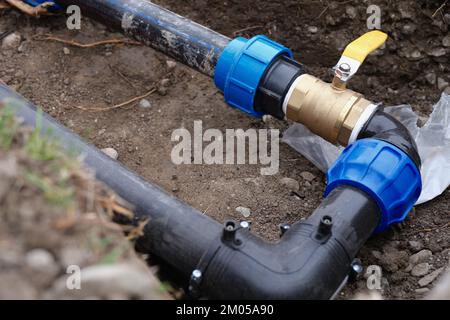 Système de plomberie extérieure en PVC pour l'alimentation en eau de la maison. Banque D'Images