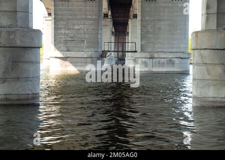 Pont de kaydat traversant le fleuve Dniepr dans la ville de Dniepr Banque D'Images