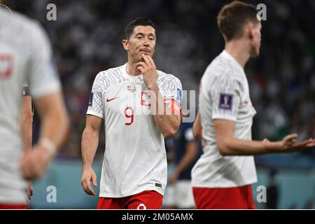 Doha, Qatar. 04th décembre 2022. Robert LEWANDOWSKI (POL), déception, frustré, déçu, frustré, Abattu, manche de seize, tour de seize, match 52, France (FRA) - Pologne (POL) sur 4 décembre 2022, stade Al Thumama. Coupe du monde de football 20122 au Qatar à partir de 20,11. - 18.12.2022 ? Credit: dpa Picture Alliance/Alay Live News Banque D'Images