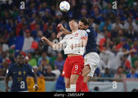 Doha, Qatar. 04th décembre 2022. RABIOT Adrien (FRA), action, duels contre Robert LEWANDOWSKI (POL). Ronde de 16, ronde de seize, partie 52, France (FRA) - Pologne (POL) sur 4 décembre 2022, stade Al Thumama. Coupe du monde de football 20122 au Qatar à partir de 20,11. - 18.12.2022 ? Credit: dpa Picture Alliance/Alay Live News Banque D'Images