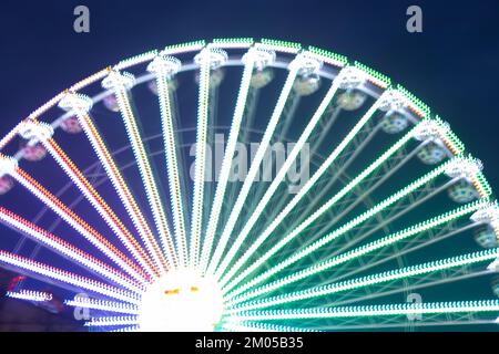 Balancer dans les parcs en mouvement la nuit en Ukraine dans le parc en vacances Banque D'Images