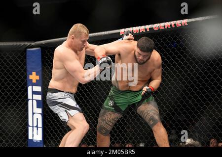 Orlando, FL, États-Unis. 04th décembre 2022. ORLANDO, FL - 4 décembre : Tai Tuivasa (L) et Sergei Pavlovich (R) font un pas dans l'octogone pour un bout de 3 tours au centre Amway pour UFC Orlando - Thompson vs Hollande : Evevnt on 4 décembre 2022 à ORLANDO, FL, États-Unis. (Photo de Louis Grasse/PxImages) crédit: PX Images/Alamy Live News Banque D'Images