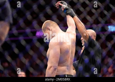 Orlando, FL, États-Unis. 04th décembre 2022. ORLANDO, FL - 4 décembre : Tai Tuivasa (L) et Sergei Pavlovich (R) font un pas dans l'octogone pour un bout de 3 tours au centre Amway pour UFC Orlando - Thompson vs Hollande : Evevnt on 4 décembre 2022 à ORLANDO, FL, États-Unis. (Photo de Louis Grasse/PxImages) crédit: PX Images/Alamy Live News Banque D'Images