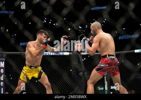 Orlando, FL, États-Unis. 04th décembre 2022. ORLANDO, FL - 4 décembre: Matheus Nicolau (L) et Matt Schnell (R) dans l'octogone pour un bout de 3 tours au centre Amway pour UFC Orlando - Thompson vs Hollande : Evevnt on 4 décembre 2022 à ORLANDO, FL, États-Unis. (Photo de Louis Grasse/PxImages) crédit: PX Images/Alamy Live News Banque D'Images