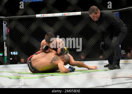 Orlando, FL, États-Unis. 04th décembre 2022. ORLANDO, FL - 4 décembre: Matheus Nicolau (L) et Matt Schnell (R) dans l'octogone pour un bout de 3 tours au centre Amway pour UFC Orlando - Thompson vs Hollande : Evevnt on 4 décembre 2022 à ORLANDO, FL, États-Unis. (Photo de Louis Grasse/PxImages) crédit: PX Images/Alamy Live News Banque D'Images