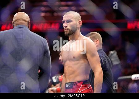 Orlando, FL, États-Unis. 04th décembre 2022. ORLANDO, FL - 4 décembre: Matheus Nicolau (L) et Matt Schnell (R) dans l'octogone pour un bout de 3 tours au centre Amway pour UFC Orlando - Thompson vs Hollande : Evevnt on 4 décembre 2022 à ORLANDO, FL, États-Unis. (Photo de Louis Grasse/PxImages) crédit: PX Images/Alamy Live News Banque D'Images