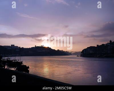 Silhouette, aube coucher de soleil vue crépuscule couleur pastel du côté de Gaia sur le fleuve Douro à Porto, vieille ville du patrimoine mondial, Portugal Banque D'Images