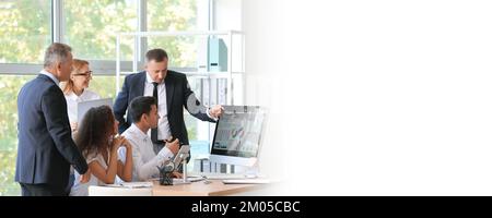 Les gens d'affaires discutent du problème lors d'une réunion au bureau. Bannière pour le design Banque D'Images