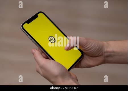 3 décembre 2022 Almaty Kazakhstan: Femme sans visage tenant un smartphone avec le logo de livraison yandex. Banque D'Images