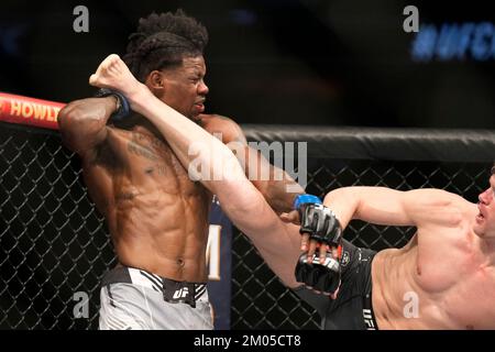 Orlando, FL, États-Unis. 04th décembre 2022. ORLANDO, FL - 4 décembre : Stephen Thompson (L) et Kevin Holland (R) font un pas dans l'octogone pour un bout de 5 tours au centre Amway pour UFC Orlando - Thompson vs Hollande : Evevnt on 4 décembre 2022 à ORLANDO, FL, États-Unis. (Photo de Louis Grasse/PxImages) crédit: PX Images/Alamy Live News Banque D'Images