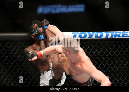 Orlando, FL, États-Unis. 04th décembre 2022. ORLANDO, FL - 4 décembre : Stephen Thompson (L) et Kevin Holland (R) font un pas dans l'octogone pour un bout de 5 tours au centre Amway pour UFC Orlando - Thompson vs Hollande : Evevnt on 4 décembre 2022 à ORLANDO, FL, États-Unis. (Photo de Louis Grasse/PxImages) crédit: PX Images/Alamy Live News Banque D'Images