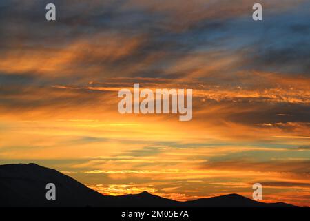 Cloudscape au coucher du soleil sur les montagnes du Liban. Banque D'Images