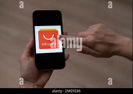 3 décembre 2022 Almaty Kazakhstan: Femme sans visage tenant un smartphone avec le logo ali express à l'écran. Banque D'Images