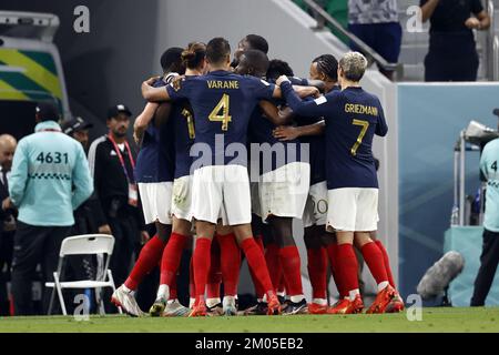 Doha, Qatar. 04th décembre 2022. DOHA - (lr) la France célèbre Kylian Mbappe de la victoire de la France 3-0 lors de la coupe du monde de la FIFA, Qatar 2022 ronde de 16 entre la France et la Pologne au stade Al Thumama sur 4 décembre 2022 à Doha, Qatar. AP | Dutch Height | MAURICE DE PIERRE crédit: ANP/Alay Live News Banque D'Images