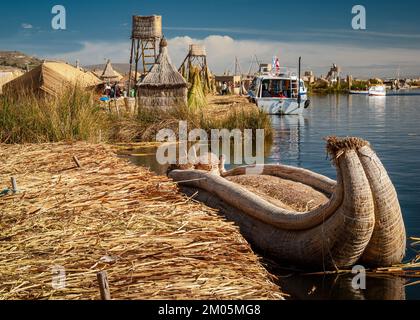 Bateau à roseaux traditionnel d'Uros sur l'île aux roseaux au lac Titicaca, Puno, Pérou Banque D'Images