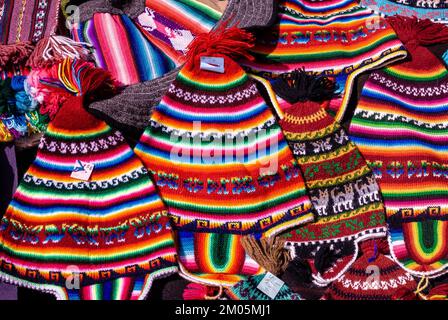 Artisanat et drapeaux péruviens au marché de rue de Chivay, Pérou Banque D'Images