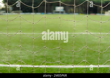Gros plan sur le filet d'un objectif de football vide. Stade de football à travers le but Banque D'Images