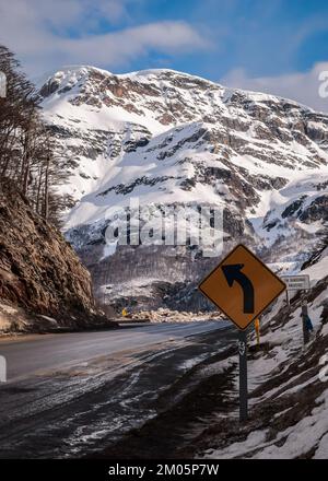 Virage à gauche dans une route d'hiver à Tierra del Fuego, Argentine Banque D'Images