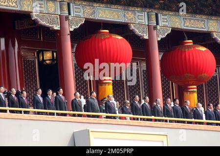 Le président chinois Xi Jinping (L8), l'ancien président Hu Jintao (L7) et Jiang Zemin (L9), Et d’autres dirigeants et invités chinois voient la parade de la tribune de Tiananmen à l’occasion de la célébration du 70th anniversaire de la fondation de la République populaire de Chine sur la place Tiananmen à Beijing, capitale de la Chine, le mardi 01 octobre 2019. 01OCT19 SCMP/SIMON SONG ***NE PAS UTILISER À DES FINS PUBLICITAIRES*** Banque D'Images