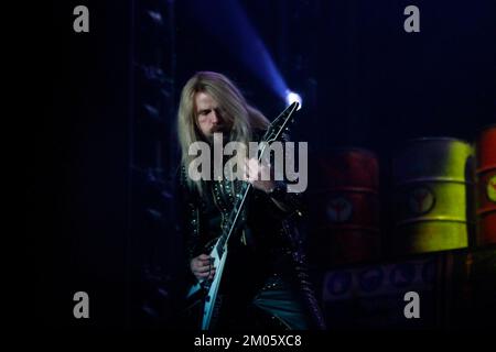 03 décembre 2022, Toluca, Mexique: Le guitariste Richie Faulkner du groupe britannique Judas Priest se produit sur scène au cours du deuxième jour du festival de l'Enfer et du ciel du métal à Foro Pegaso. Sur 03 décembre 2022 à Toluca, Mexique. (Photo de Carlos Santiago/Eyepix Group) Banque D'Images