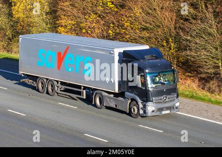 SAVERS Store Savers Health & Beauty (fondée en 1988 sous le nom de Savers Drugstores) est une chaîne de rabais de plus de cinq cents magasins, 2016 Mercedes Benz 10677 cc Diesel camion de livraison rigide, voyageant sur l'autoroute M6, Royaume-Uni Banque D'Images