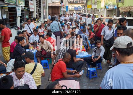 Clients dans un Street Cafe à Yangon Myanmar Banque D'Images