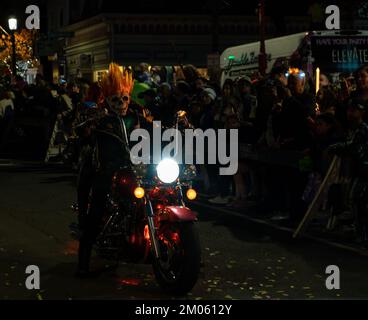 Homme dans Halloween Ghost Rider costume d'équitation moto pendant la Halloween Parade à Tarrytown, New York, États-Unis. Banque D'Images